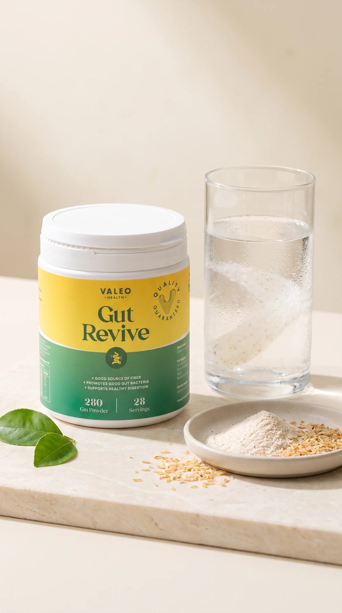 برطمان Valeo Gut Revive سعة 280 جرام بجانب كوب من مشروب الألياف المختلطة وطبق من مسحوق السيليوم.